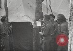 Immagine di American service personale guardare film durante la seconda guerra mondiale Napoli Italia, 1943, secondo 6 filmato di repertorio 65675062809