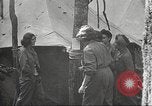 Immagine di American service personale guardare film durante la seconda guerra mondiale Napoli Italia, 1943, secondo 7 filmato di repertorio 65675062809