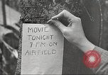Immagine di American service personale guardare film durante la seconda guerra mondiale Napoli Italia, 1943, secondo 8 filmato di repertorio 65675062809