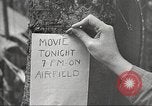 Immagine di American service personale guardare film durante la seconda guerra mondiale Napoli Italia, 1943, secondo 9 filmato di repertorio 65675062809