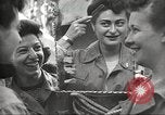 Immagine di American service personale guardare film durante la seconda guerra mondiale Napoli Italia, 1943, secondo 11 filmato di repertorio 65675062809