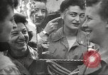 Immagine di American service personale guardare film durante la seconda guerra mondiale Napoli Italia, 1943, secondo 12 filmato di repertorio 65675062809