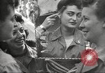 Immagine di American service personale guardare film durante la seconda guerra mondiale Napoli Italia, 1943, secondo 13 filmato di repertorio 65675062809