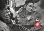 Immagine di American service personale guardare film durante la seconda guerra mondiale Napoli Italia, 1943, secondo 14 filmato di repertorio 65675062809