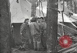 Immagine di American service personale guardare film durante la seconda guerra mondiale Napoli Italia, 1943, secondo 15 filmato di repertorio 65675062809