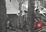 Immagine di American service personale guardare film durante la seconda guerra mondiale Napoli Italia, 1943, secondo 16 filmato di repertorio 65675062809