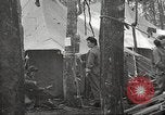 Immagine di American service personale guardare film durante la seconda guerra mondiale Napoli Italia, 1943, secondo 17 filmato di repertorio 65675062809