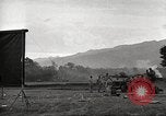 Immagine di American service personale guardare film durante la seconda guerra mondiale Napoli Italia, 1943, secondo 18 filmato di repertorio 65675062809