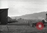 Immagine di American service personale guardare film durante la seconda guerra mondiale Napoli Italia, 1943, secondo 21 filmato di repertorio 65675062809