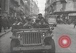 Immagine di American service personale guardare film durante la seconda guerra mondiale Napoli Italia, 1943, secondo 22 filmato di repertorio 65675062809