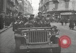Immagine di American service personale guardare film durante la seconda guerra mondiale Napoli Italia, 1943, secondo 23 filmato di repertorio 65675062809