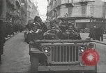 Immagine di American service personale guardare film durante la seconda guerra mondiale Napoli Italia, 1943, secondo 24 filmato di repertorio 65675062809
