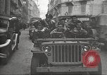 Immagine di American service personale guardare film durante la seconda guerra mondiale Napoli Italia, 1943, secondo 25 filmato di repertorio 65675062809