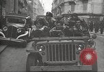 Immagine di American service personale guardare film durante la seconda guerra mondiale Napoli Italia, 1943, secondo 26 filmato di repertorio 65675062809