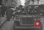 Immagine di American service personale guardare film durante la seconda guerra mondiale Napoli Italia, 1943, secondo 27 filmato di repertorio 65675062809