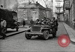 Immagine di American service personale guardare film durante la seconda guerra mondiale Napoli Italia, 1943, secondo 28 filmato di repertorio 65675062809