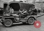 Immagine di American service personale guardare film durante la seconda guerra mondiale Napoli Italia, 1943, secondo 29 filmato di repertorio 65675062809