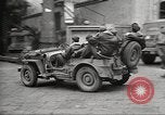 Immagine di American service personale guardare film durante la seconda guerra mondiale Napoli Italia, 1943, secondo 30 filmato di repertorio 65675062809