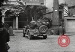 Immagine di American service personale guardare film durante la seconda guerra mondiale Napoli Italia, 1943, secondo 31 filmato di repertorio 65675062809