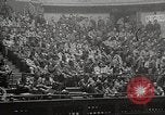 Immagine di American service personale guardare film durante la seconda guerra mondiale Napoli Italia, 1943, secondo 35 filmato di repertorio 65675062809