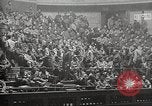 Immagine di American service personale guardare film durante la seconda guerra mondiale Napoli Italia, 1943, secondo 38 filmato di repertorio 65675062809