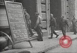 Immagine di American service personale guardare film durante la seconda guerra mondiale Napoli Italia, 1943, secondo 39 filmato di repertorio 65675062809