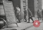 Immagine di American service personale guardare film durante la seconda guerra mondiale Napoli Italia, 1943, secondo 40 filmato di repertorio 65675062809