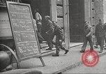 Immagine di American service personale guardare film durante la seconda guerra mondiale Napoli Italia, 1943, secondo 41 filmato di repertorio 65675062809