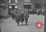 Immagine di American service personale guardare film durante la seconda guerra mondiale Napoli Italia, 1943, secondo 48 filmato di repertorio 65675062809