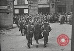 Immagine di American service personale guardare film durante la seconda guerra mondiale Napoli Italia, 1943, secondo 49 filmato di repertorio 65675062809