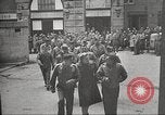 Immagine di American service personale guardare film durante la seconda guerra mondiale Napoli Italia, 1943, secondo 50 filmato di repertorio 65675062809