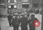 Immagine di American service personale guardare film durante la seconda guerra mondiale Napoli Italia, 1943, secondo 51 filmato di repertorio 65675062809