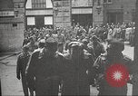 Immagine di American service personale guardare film durante la seconda guerra mondiale Napoli Italia, 1943, secondo 52 filmato di repertorio 65675062809