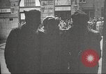 Immagine di American service personale guardare film durante la seconda guerra mondiale Napoli Italia, 1943, secondo 53 filmato di repertorio 65675062809