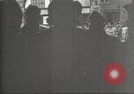 Immagine di American service personale guardare film durante la seconda guerra mondiale Napoli Italia, 1943, secondo 54 filmato di repertorio 65675062809