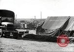 Immagine di American service personale guardare film durante la seconda guerra mondiale Napoli Italia, 1943, secondo 55 filmato di repertorio 65675062809