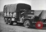 Immagine di American service personale guardare film durante la seconda guerra mondiale Napoli Italia, 1943, secondo 57 filmato di repertorio 65675062809