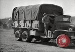 Immagine di American service personale guardare film durante la seconda guerra mondiale Napoli Italia, 1943, secondo 59 filmato di repertorio 65675062809