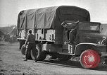Immagine di American service personale guardare film durante la seconda guerra mondiale Napoli Italia, 1943, secondo 61 filmato di repertorio 65675062809