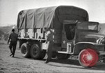 Immagine di American service personale guardare film durante la seconda guerra mondiale Napoli Italia, 1943, secondo 62 filmato di repertorio 65675062809