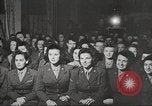 Image le personnel de service américaine regarder des films pendant Seconde Guerre Mondiale théâtre du Pacifique, 1943, de la seconde 6 séquences d'archives historiques vidéo 65675062810