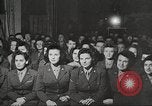 Image le personnel de service américaine regarder des films pendant Seconde Guerre Mondiale théâtre du Pacifique, 1943, de la seconde 7 séquences d'archives historiques vidéo 65675062810