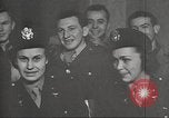 Image le personnel de service américaine regarder des films pendant Seconde Guerre Mondiale théâtre du Pacifique, 1943, de la seconde 8 séquences d'archives historiques vidéo 65675062810