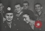 Image le personnel de service américaine regarder des films pendant Seconde Guerre Mondiale théâtre du Pacifique, 1943, de la seconde 9 séquences d'archives historiques vidéo 65675062810