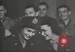 Image le personnel de service américaine regarder des films pendant Seconde Guerre Mondiale théâtre du Pacifique, 1943, de la seconde 10 séquences d'archives historiques vidéo 65675062810