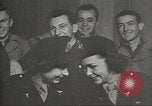 Image le personnel de service américaine regarder des films pendant Seconde Guerre Mondiale théâtre du Pacifique, 1943, de la seconde 11 séquences d'archives historiques vidéo 65675062810