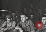 Image le personnel de service américaine regarder des films pendant Seconde Guerre Mondiale théâtre du Pacifique, 1943, de la seconde 15 séquences d'archives historiques vidéo 65675062810