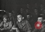 Image le personnel de service américaine regarder des films pendant Seconde Guerre Mondiale théâtre du Pacifique, 1943, de la seconde 16 séquences d'archives historiques vidéo 65675062810