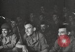 Image le personnel de service américaine regarder des films pendant Seconde Guerre Mondiale théâtre du Pacifique, 1943, de la seconde 17 séquences d'archives historiques vidéo 65675062810