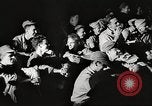 Image le personnel de service américaine regarder des films pendant Seconde Guerre Mondiale théâtre du Pacifique, 1943, de la seconde 18 séquences d'archives historiques vidéo 65675062810